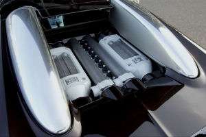 Le moteur W16, vedette de cette Bugatti Veyron 16.4, est apparent  l'arrire du vhicule, mme pas cach pas un capot transparent..