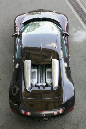 Vue de dessus de la Bugatti Veyron 16.4. Le compartiment moteur accueil le W16 de 8,0L de cylindre et de 1001 ch occupe une bonne partie de l'espace.